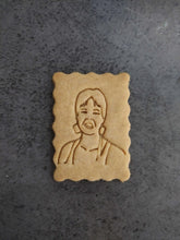 Charger l&#39;image dans la galerie, 🍪 Biscuit personnalisé avec votre portrait : Soyez littéralement à croquer ! - La Rayonnantes
