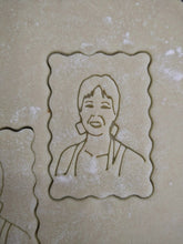 Charger l&#39;image dans la galerie, 🍪 Biscuit personnalisé avec votre portrait : Soyez littéralement à croquer ! - La Rayonnantes
